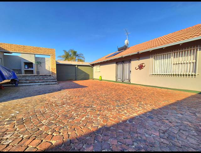 7 BEDROOM HOUSE FOR SALE IN DALVIEW